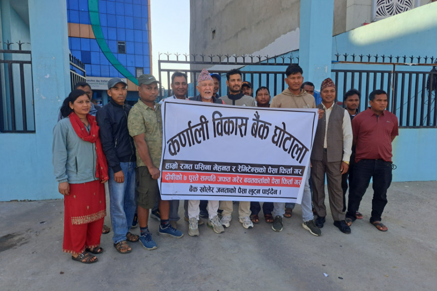 कर्णाली डेभलपमेन्ट बैंकका पीडित फेरि आन्दोलनमा: ‘झुटा आश्वासन धेरै भयो, अब पैसा चाहियो’