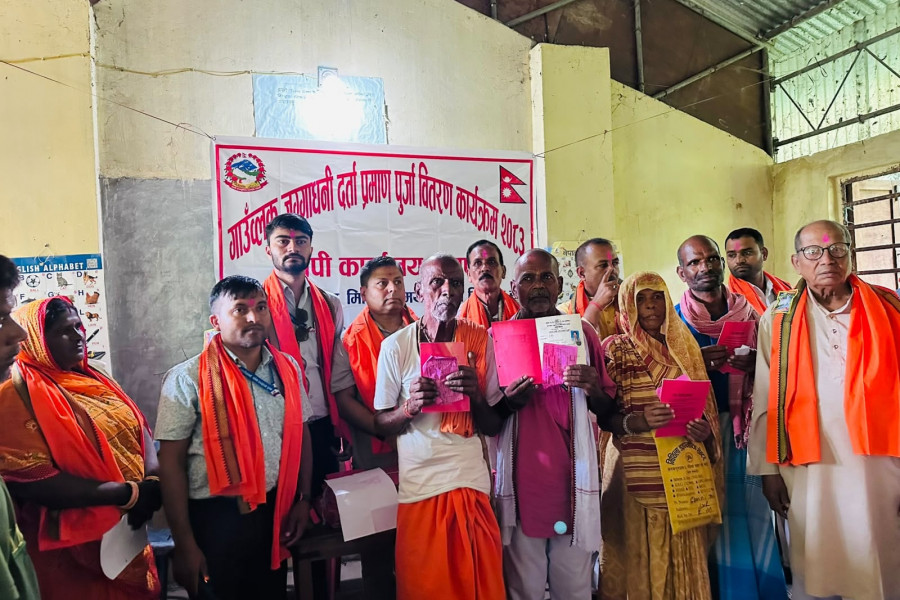 ९ वर्षपछि धनुषाका ३८८ परिवारले पाए लालपुर्जा, नापजाँच २०७४ मै सकिएको थियो, अब कानुनी स्वामित्व स्थापित