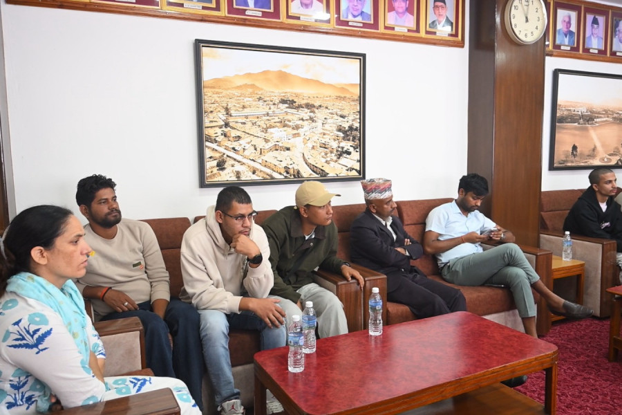 ‘तपाईंहरू एक्लो हुनुहुन्न’-बाढीमा हराएका भन्सारकर्मीका परिवारलाई अर्थमन्त्रीको सहानुभूति