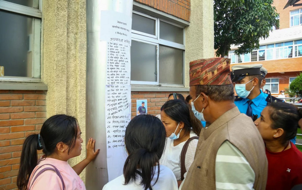 शिक्षण अस्पतालको भित्ताभरि बेपत्ताका तस्बिर, आफन्त खोज्दै परिवारको भीड