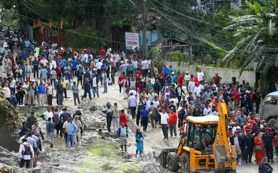 फेरि बाढी आउने सूचनापछि नुवाकोटको ढुंगे बजार खाली गराउँदै प्रहरी