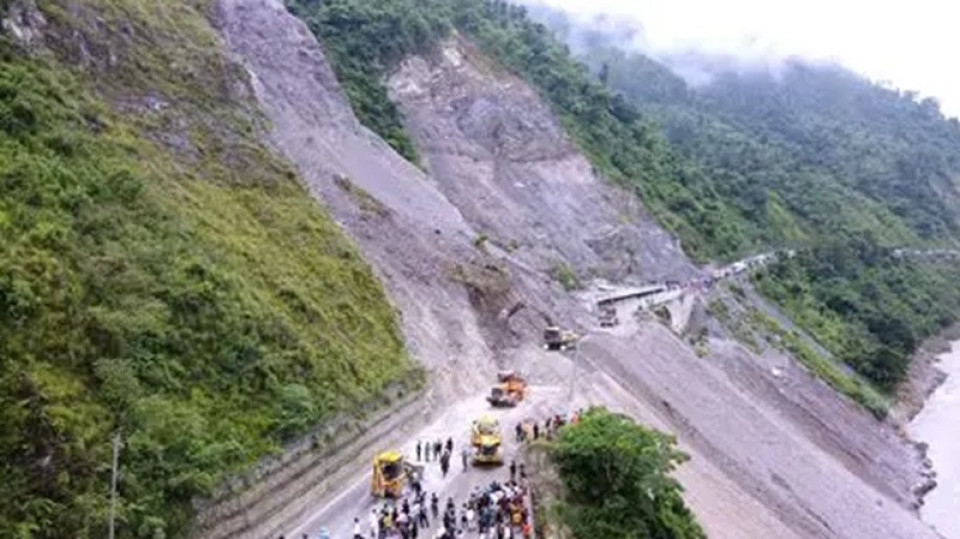 बाढीपहिरोको जोखिम बढेपछि विभिन्न राजमार्गमा राति सवारी आवागमन बन्द