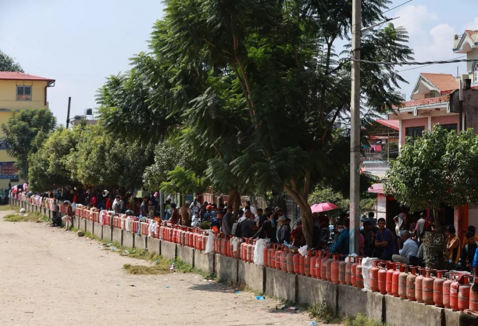 दसैंको मुखमा ग्यास अभाव, सिफलमा लाइन; सिलिन्डर राख्नसमेत पैसा तिरेको गुनासो