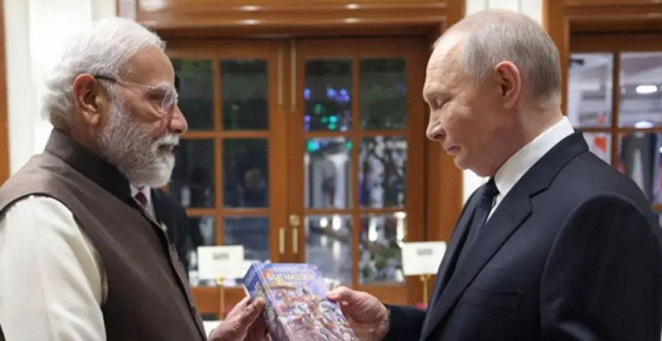 मोदीले पुटिनलाई दिए रुसी भाषामा अनुवाद गरिएको भागवत गीता उपहार