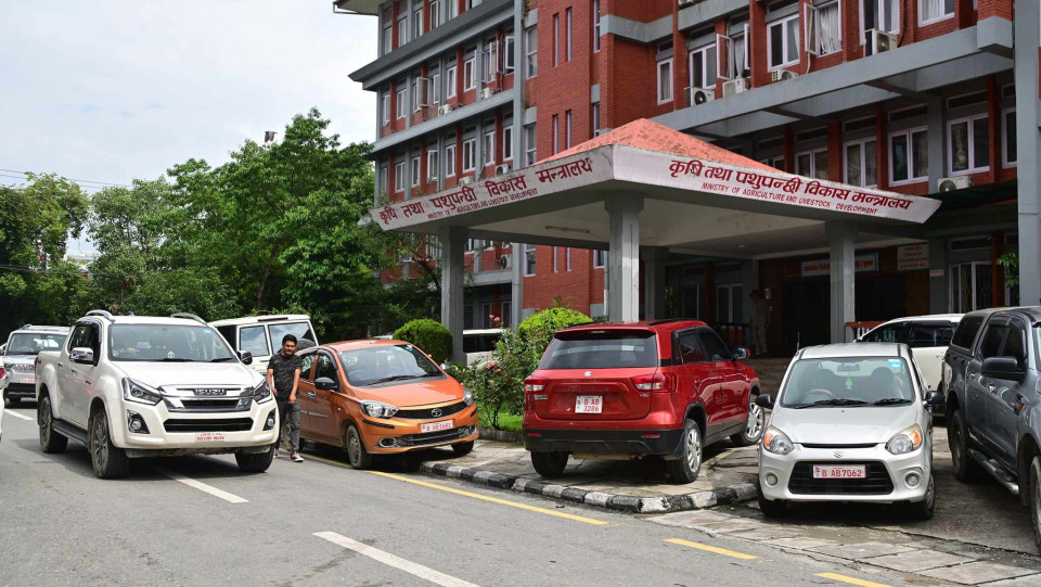 सिंहदरबारमै ट्राफिक नियमको धज्जी, फुटपाथदेखि सडकसम्म पार्किङ