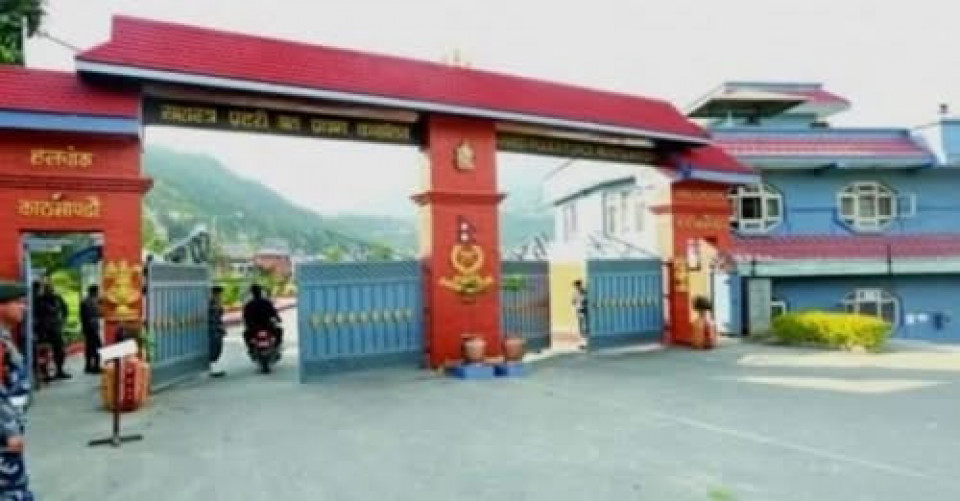 भोटेकोशी बाढीमा ज्यान गुमाएका र बेपत्ता सशस्त्र प्रहरीका परिवार भेट्न पुगे महानिरीक्षक पौडेल