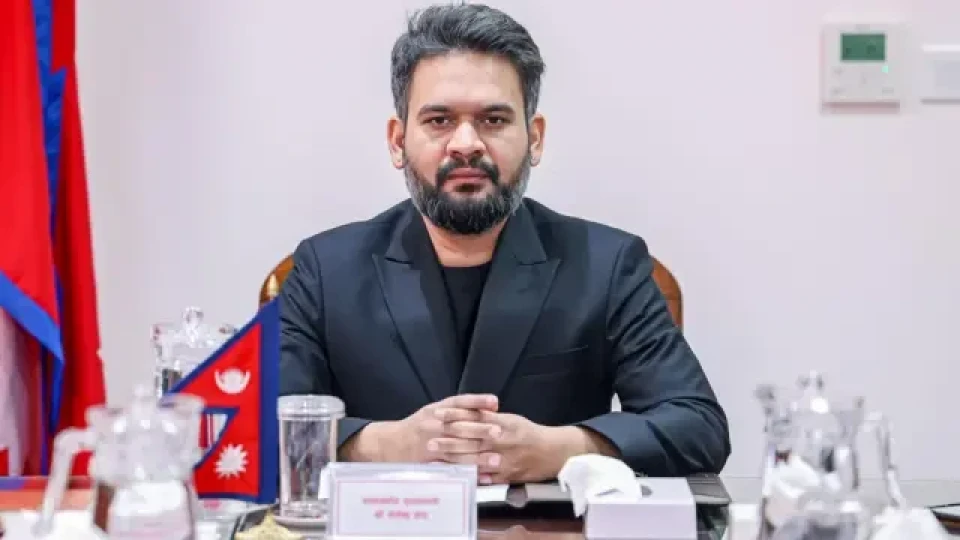 हस्तकला उद्योग प्रवर्द्धनबारे प्रधानमन्त्री शाहले महासङ्घसँग छलफल गर्दै