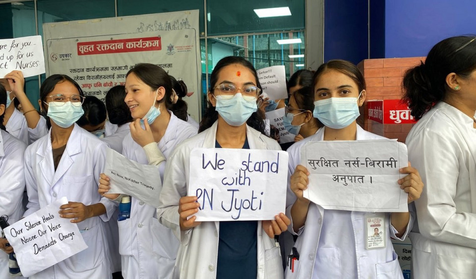 नर्सका माग सम्बोधन गर्न सरकारलाई दबाब, वीर अस्पतालअगाडि प्रदर्शन