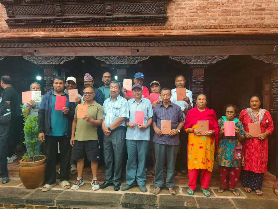 नापजाँच सकिएको चार वर्षपछि भक्तपुरका ४२१ परिवारले पाए लालपुर्जा