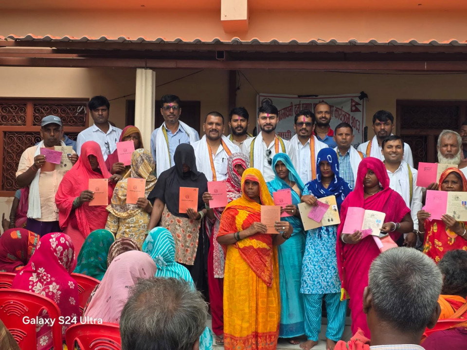 नापजाँच सकिएको १० वर्षपछि धनुषाका ५७ परिवारले पाए लालपुर्जा