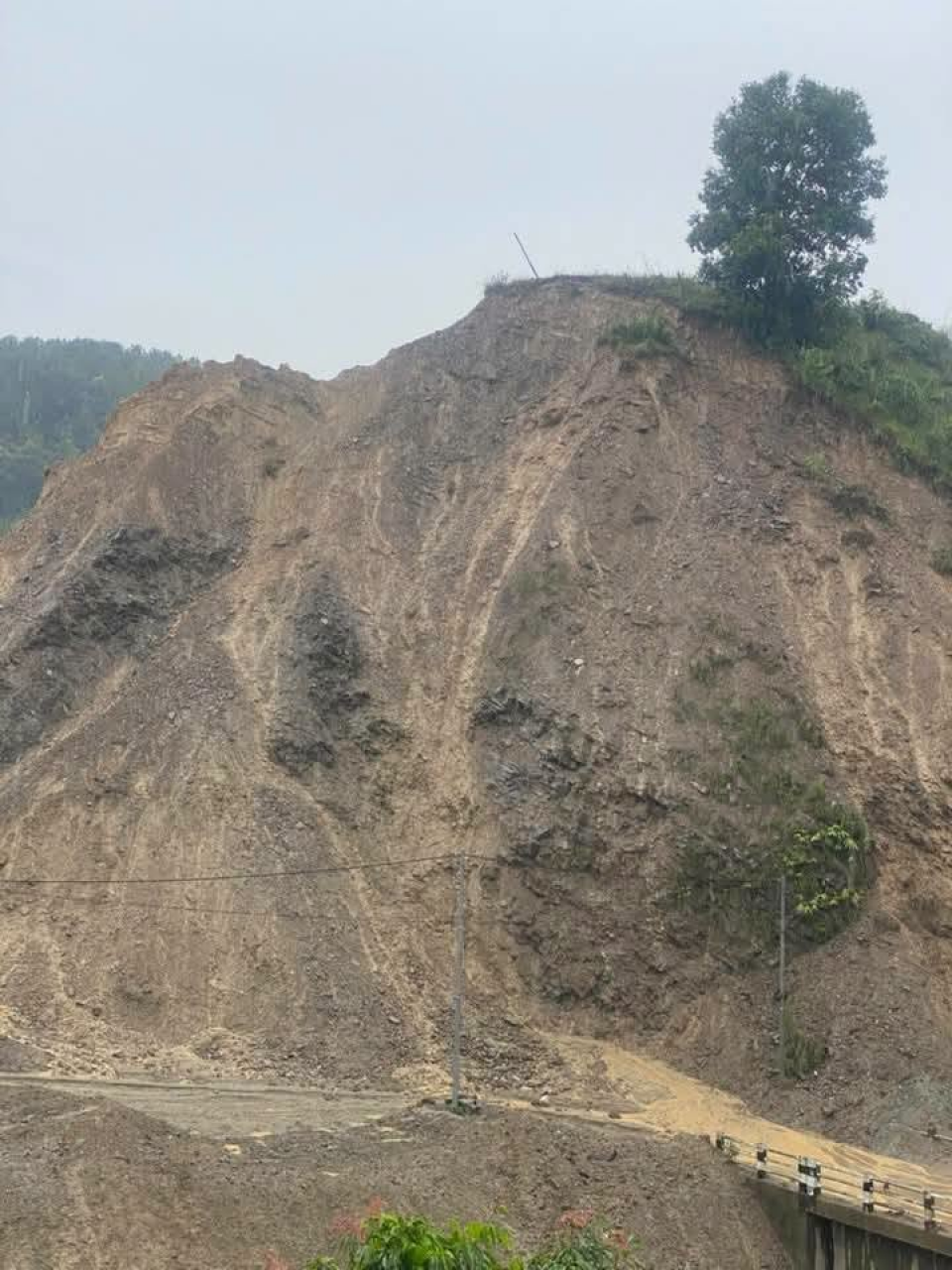 बन्चरेडाँडा जाने सडकमा पहिरो, फोहोर बोकेका गाडी बाटोमै रोकिए