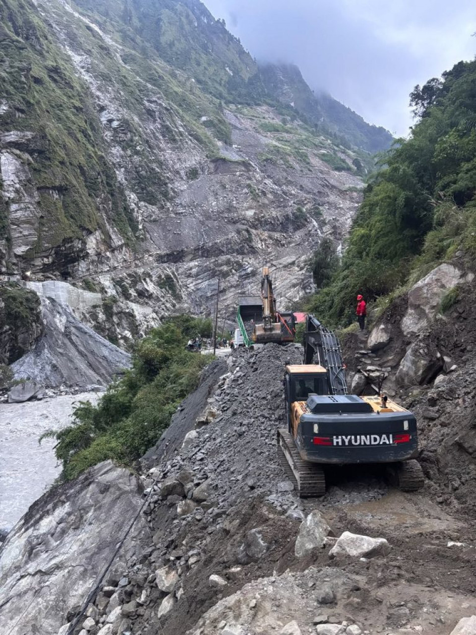 बाढीले विच्छेद डुम्रे–बेँसीसहर–चामे सडक शुक्रबारसम्म सञ्चालनमा ल्याउने तयारी