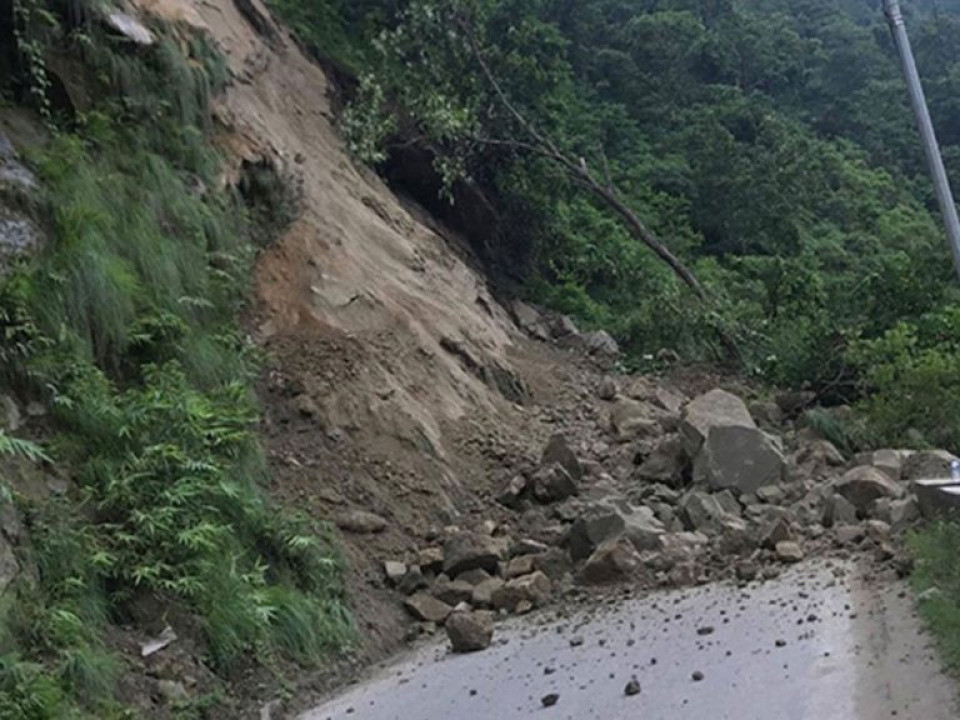 अविरल वर्षा, बाढी र पहिरोका कारण मुख्य राजमार्ग तथा सडक खण्डमा आवागमन प्रभावित