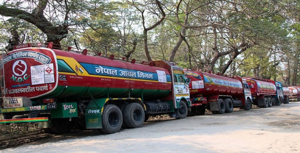 बाइरोडको बाटो हुँदै काठमाण्डौमा पेट्रोलियम पदार्थ ल्याइँदै