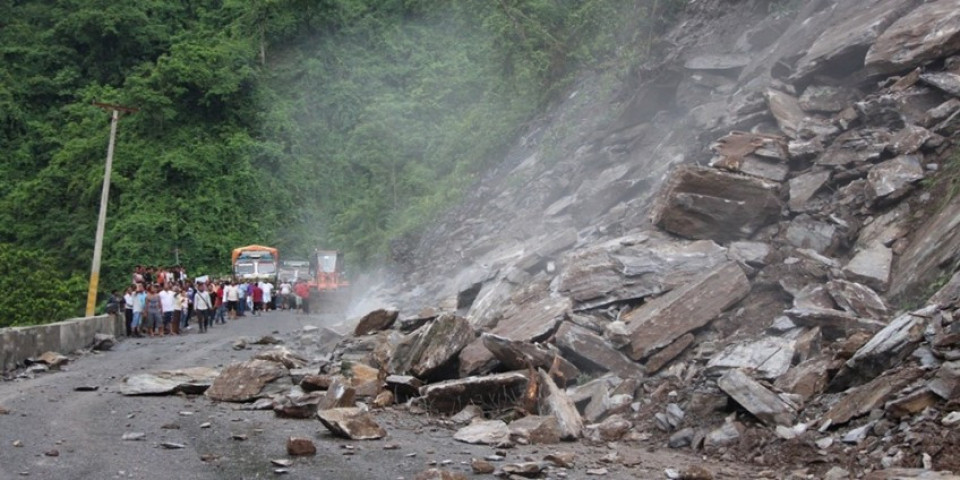 बाढी पहिरोका कारण देशका विभिन्न सडक अवरुद्ध, यात्रामा सतर्कता अपनाउन आग्रह