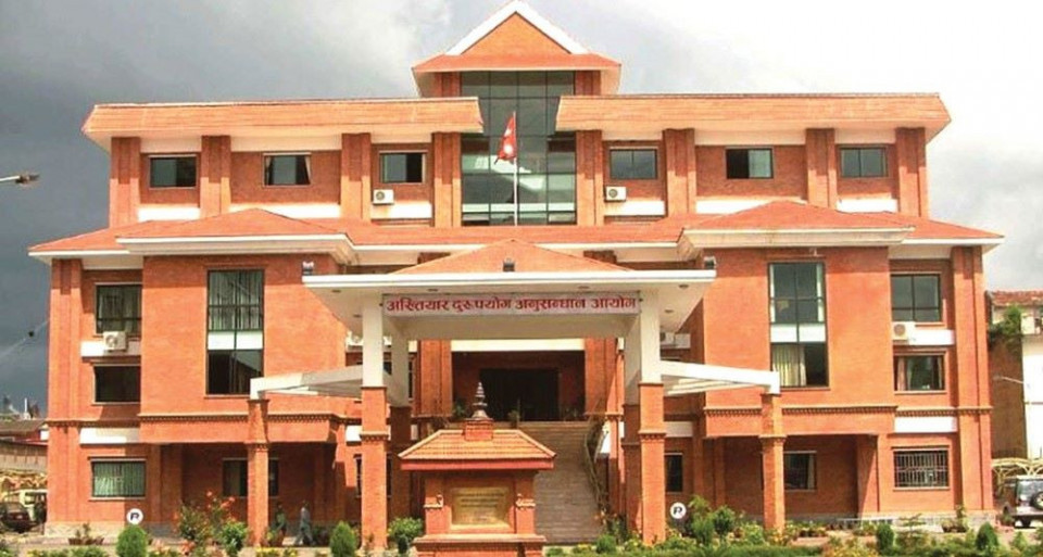 भ्याक्सिनेटरको भुक्तानीबाट २०% कमिसन मागेको आरोपमा निमित्त कार्यालय प्रमुखसहित दुईजना पक्राउ