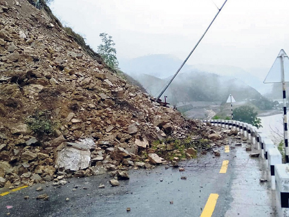 अविरल वर्षाले देशभरका नौ प्रमुख सडकखण्ड अवरुद्ध, बीपी राजमार्गमा राति सवारी सञ्चालन रोक