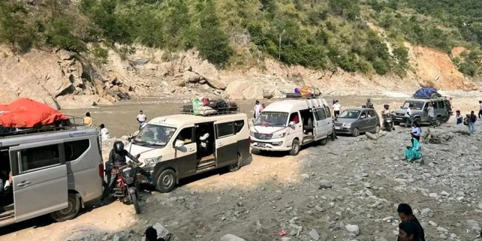अविरल वर्षापछि देशभर सडक सञ्जाल प्रभावित, प्रमुख राजमार्गमा आवागमन अवरुद्ध