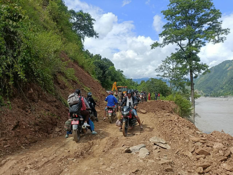 बाढीले टुटाएको सडक सम्पर्क पुनः जोडियो, त्रिशूलीपारि वैकल्पिक बाटो सञ्चालनमा