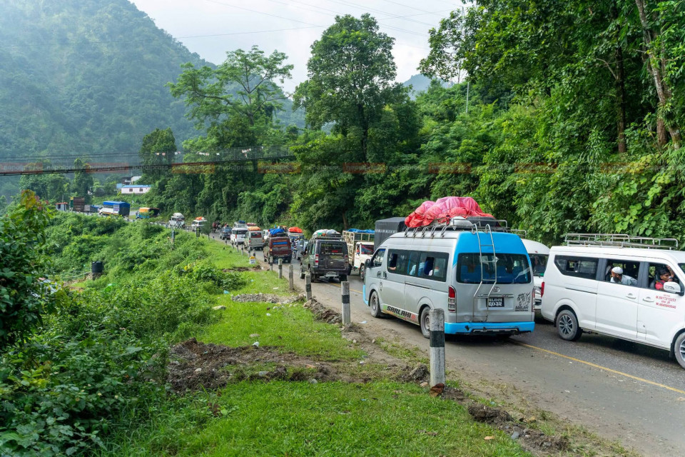 कृष्णभीर पहिरोको मार वैकल्पिक सडकमा, ३ घण्टाको हेटौँडा–काठमाडौँ यात्रा ५ घण्टासम्म