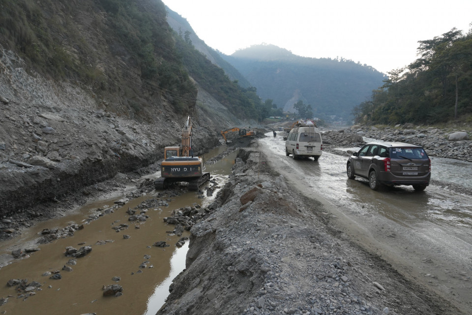 लगातारको वर्षा र पहिरोले देशभरका प्रमुख राजमार्ग प्रभावित, आवागमन अवरुद्ध