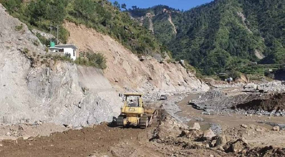 पहिरो हटेपछि सडकमा यातायात सञ्चालनमा, कतै भने एकतर्फी मात्रै