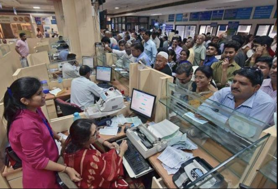 भारतमा बैंकको जागिरे बन्न के गर्नुपर्छ ? नेपालीले पाउँछन् कि पाउँदैनन् ? तलब कति हुन्छ ?