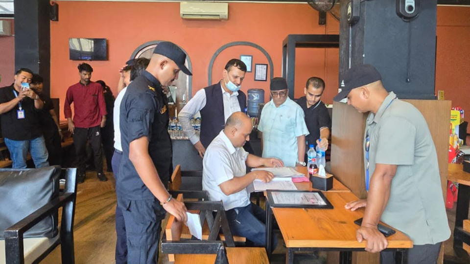 विराटनगर विमानस्थलमा अनुगमन: यात्रुसँग मनपरी मूल्य असुल्ने चार पसललाई १२ लाख जरिवाना