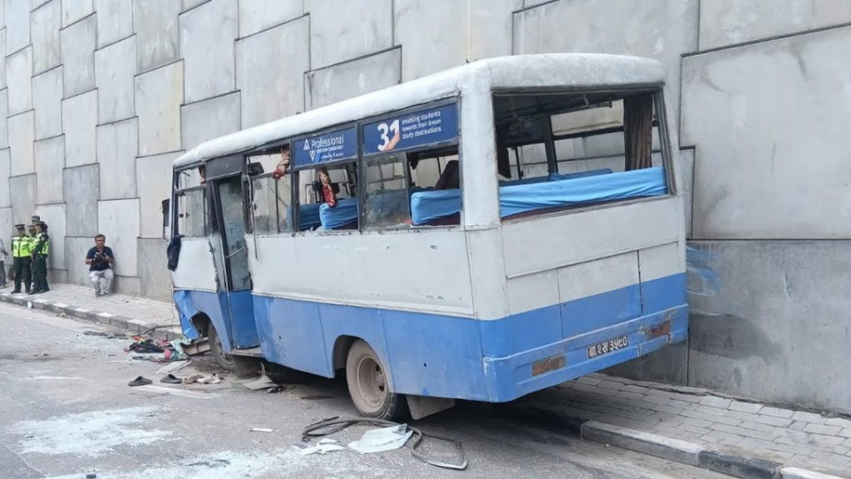 ग्वार्को फ्लाईओभरमा बस दुर्घटना, एक महिलाको मृत्यु, ६ जना घाइते