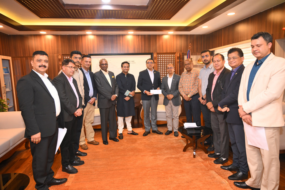 विपत्तिमा खुल्यो सहयोगको ढोकाः अर्थ मन्त्रालयमा दाताको लर्को, एकैदिन राहत कोषमा साढे ३८ करोड