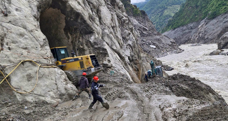 चिलिमेको सुरुङमा लेदो हटाउन पहिलोपटक लोडर प्रवेश, उद्धार कार्य तीव्र