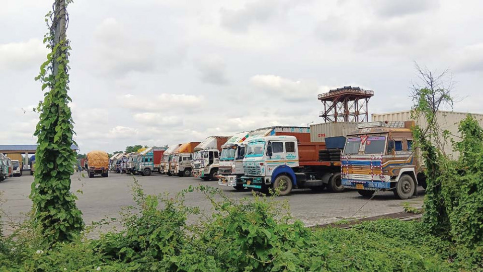 एमआरपी नियमले भन्सारमै अवरोध, सयौँ कन्टेनर रोकिए