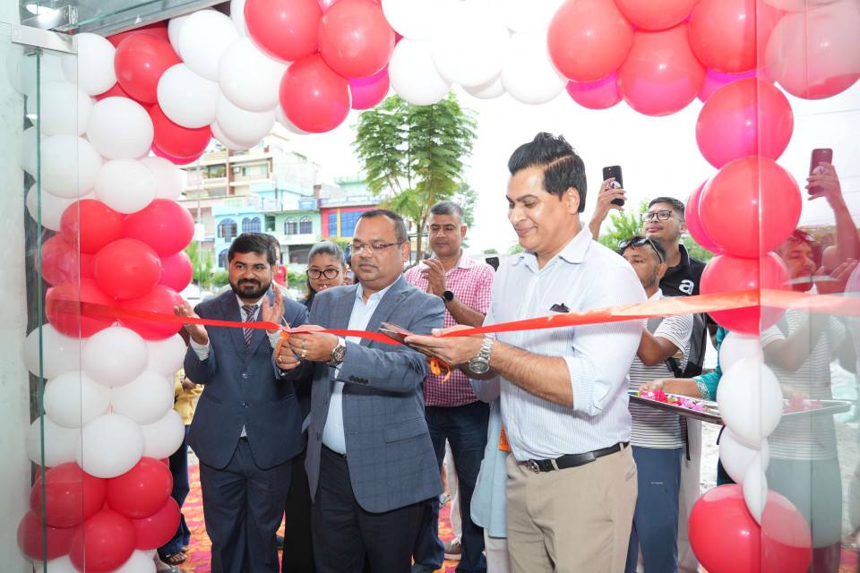 धनगढीमा भेस्पा र अप्रिलियाको नयाँ शोरुम सञ्चालनमा