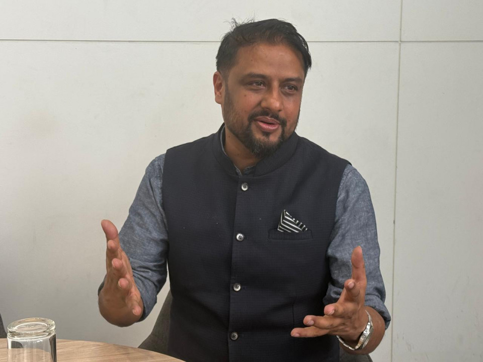 'सरकारको EV रूपान्तरण सपना: कागजमा हरियो, बाटोमा जोखिम !'