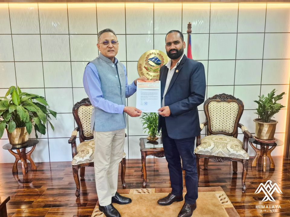 हिमालय एअरलाइन्स्का कर्मचारीहरूद्वारा प्रधानमन्त्री दैवी प्रकोप उद्धार कोषमा रु. १३ लाख सहयोग