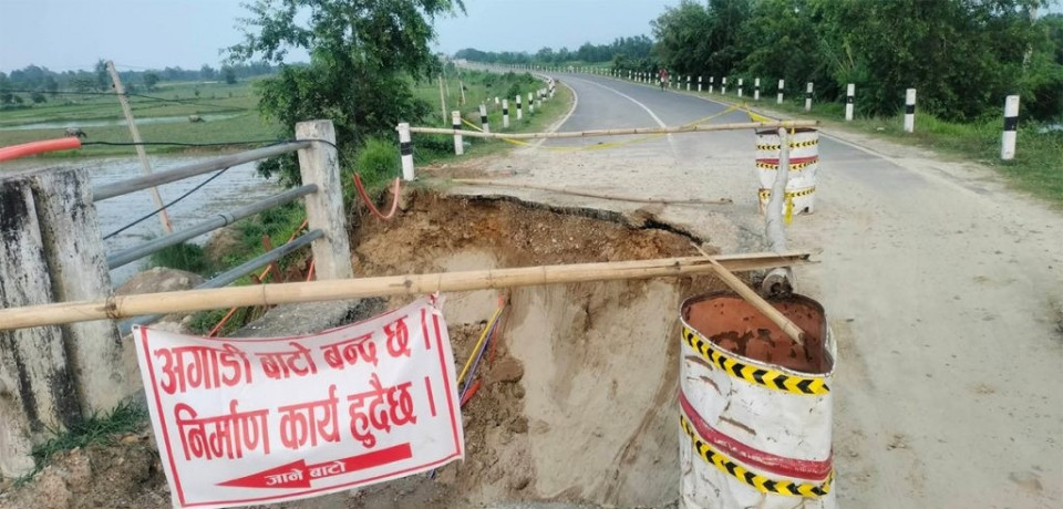सिरहामा गागन खोलाको पुल नजिकै सडक भासिँदा हुलाकी राजमार्ग बन्द, यातायात वैकल्पिक मार्गमा