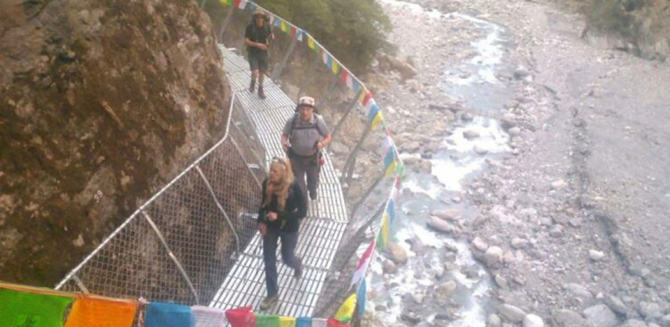 बूढीगण्डकीको बाढीले बगायो ९० मिटर लामो क्यान्टिलिभर पुल, चुमका दर्जनौँ गाउँको आवतजावत ठप्प