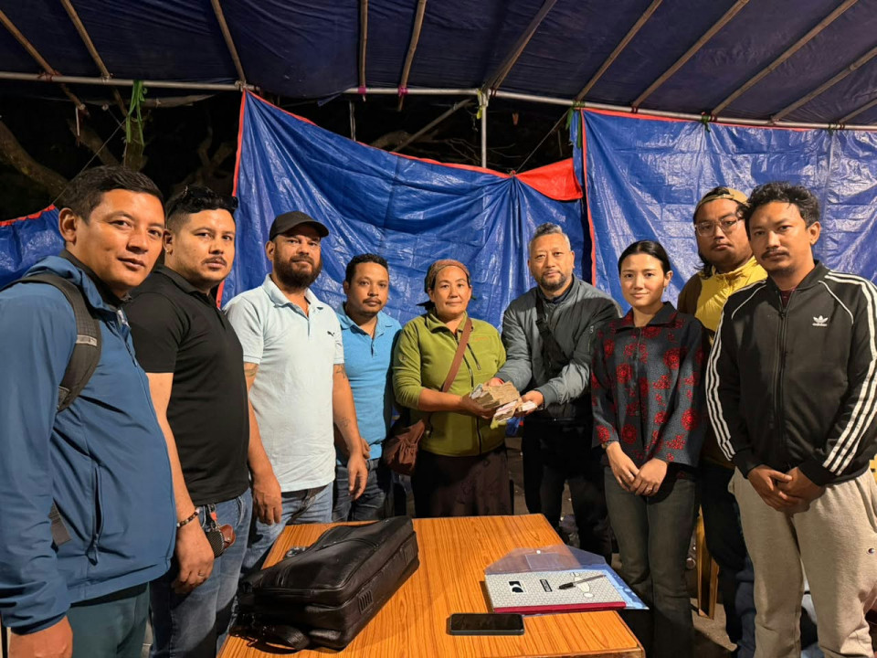 रसुवाका बाढीपीडितलाई ठमेलका रात्रीकालीन मनोरञ्जन व्यवसायीको साढे ५ लाख नगदसहित राहत