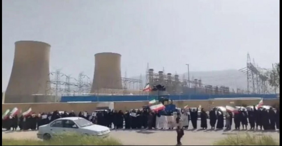 पुल र पावर स्टेशनमा जनताको घेरा, ट्रम्पको धम्कीपछि इरानमा ‘मानव साँग्लो’ अभियान