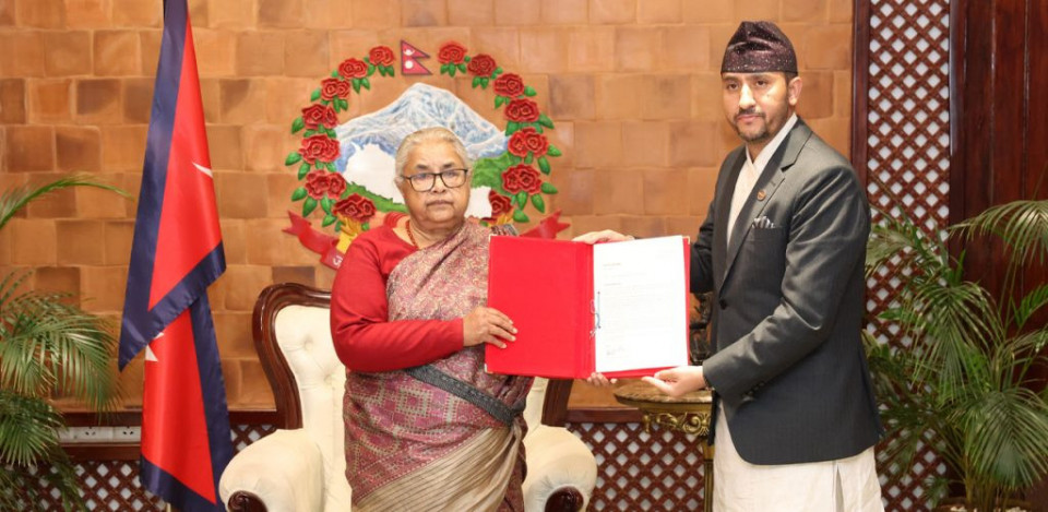 चुनाव नजिकिँदै जाँदा सरकारमा हलचल, सञ्चारमन्त्री खरेल बाहिरिए