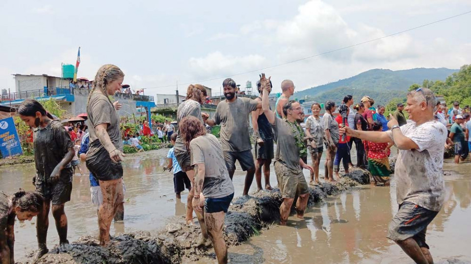 राष्ट्रिय धान दिवस मनाइँदै, पानी नपर्दा रोपाइँ प्रभावित, धान–चामल आयात भने अर्बौंमा