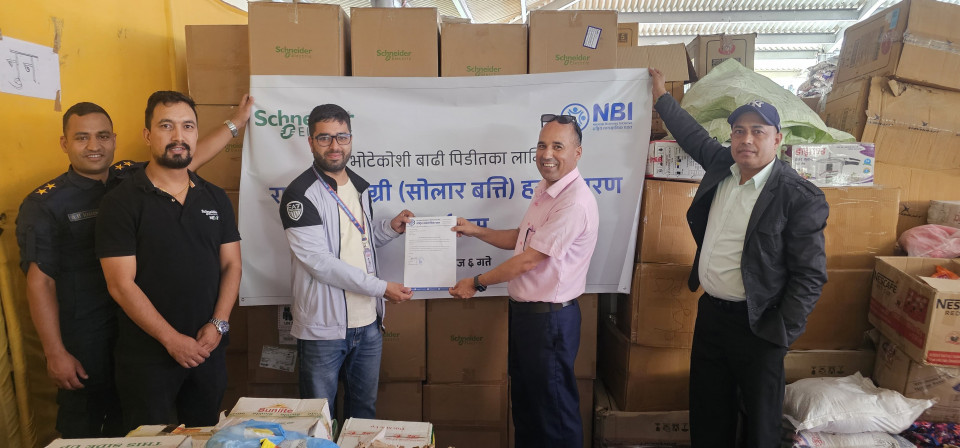 भोटेकोशी बाढीपीडितलाई १ हजार सौर्य लालटिन हस्तान्तरण