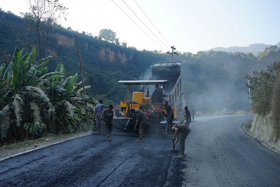 सडक निर्माणमा अब अलकत्राभन्दा स्वदेशी सिमेन्टलाई प्राथमिकता, ११ अर्ब विदेशी मुद्रा जोगिने दाबी