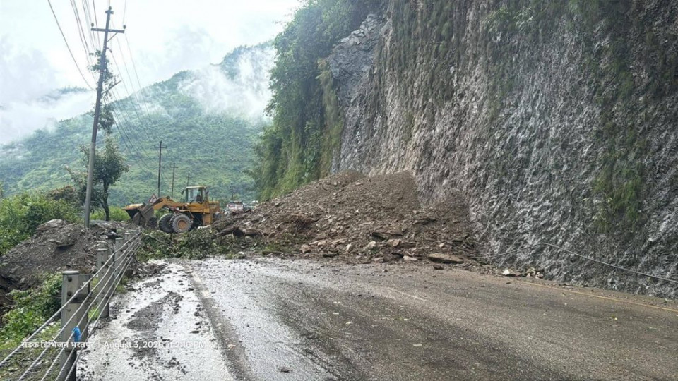 मुग्लिन–नारायणगढ सडकखण्डमा पुनः पहिरो, यातायात अवरुद्ध