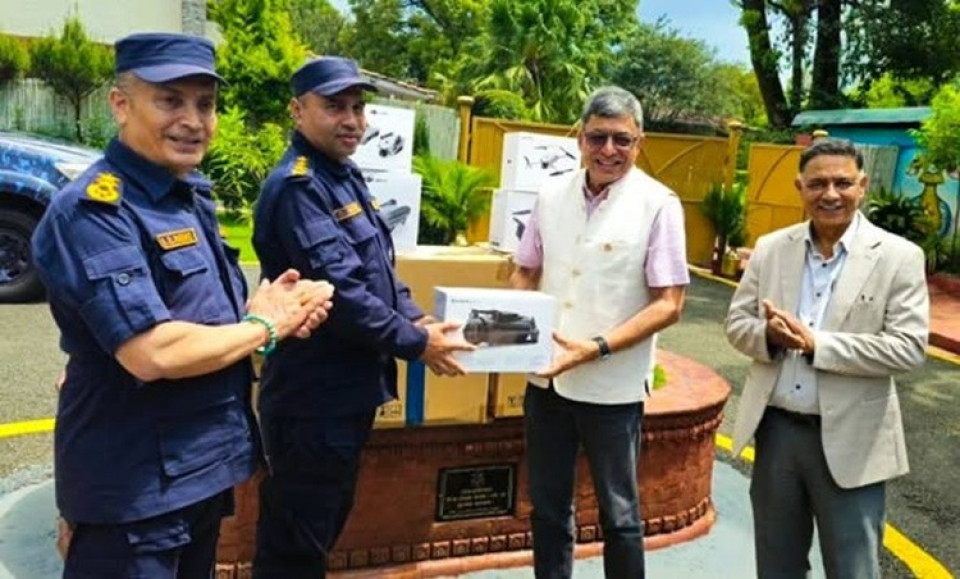 विपदमा हातेमालो गर्दै नेपाल चेम्बरः प्रहरी प्रधान कार्यालयलाई १७ वटा सर्भिलेन्स ड्रोन हस्तान्तरण