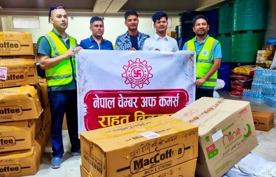 रसुवाका प्रभावित परिवारका लागि चेम्बरको राहत सामग्री सहयोग