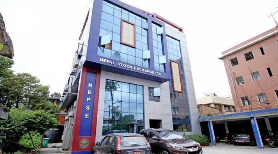 'सिस्टम हाम्रो चलेको छ, कारोबार किन रोकियो ?' नेप्से घेराउ गर्न पुगे १८ ब्रोकर