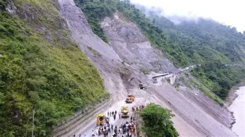 बाढीपहिरोको जोखिम बढेपछि विभिन्न राजमार्गमा राति सवारी आवागमन बन्द