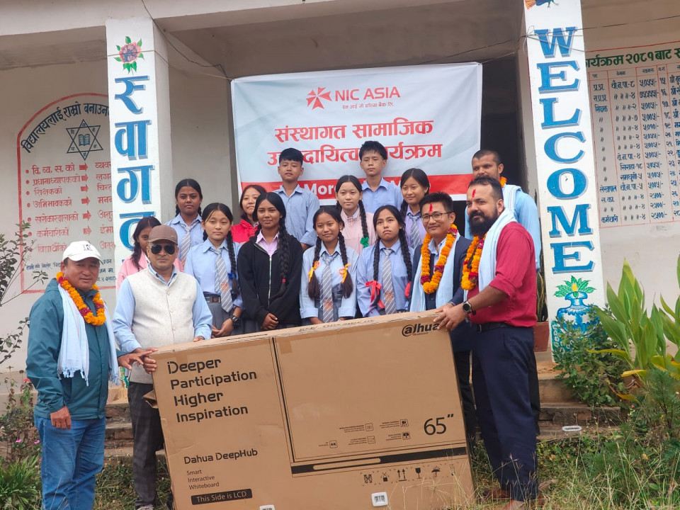 एनआईसी एशिया बैंकद्वारा उदयपुरको विद्यालयलाई स्मार्ट डिजिटल बोर्ड सहयोग
