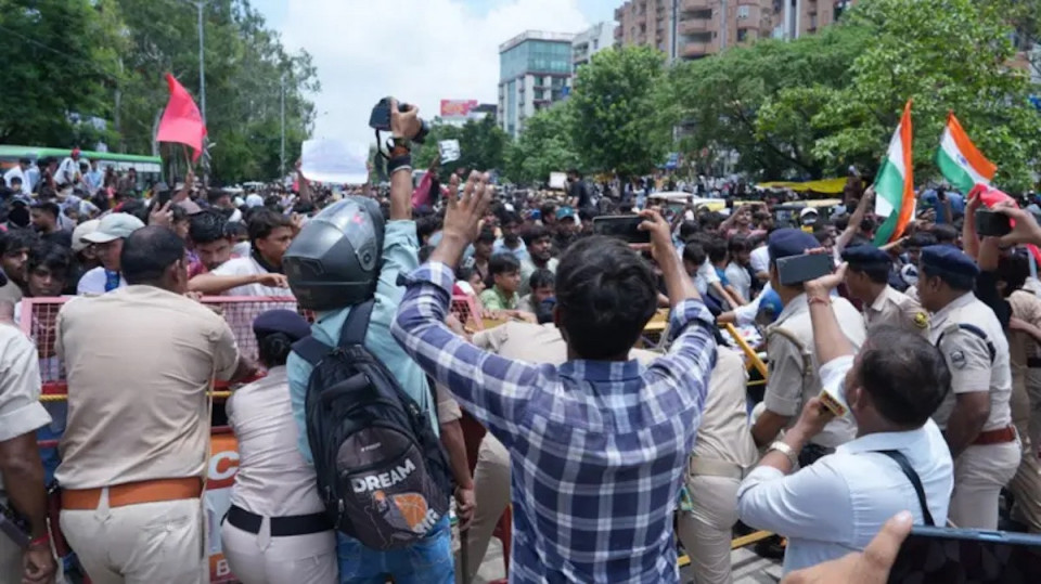 दिल्लीको विद्यार्थी आन्दोलन पटनासम्म फैलियो, प्रहरीद्वारा अश्रुग्यास र पानीको फोहोरा प्रहार